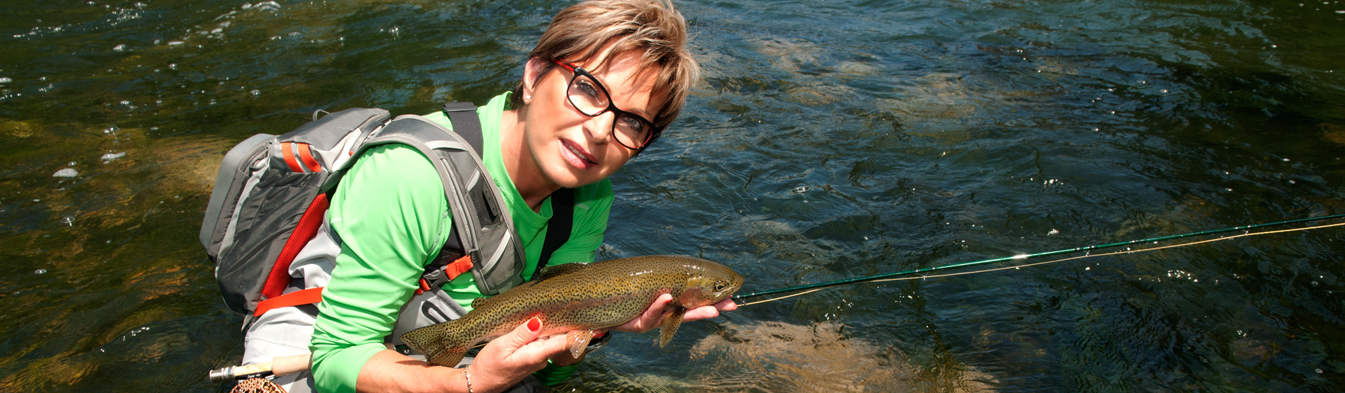 Mirjana Pavlic Fliegenfischen an der Lenne im Sauerland, NRW, mit Regenbogenforelle.