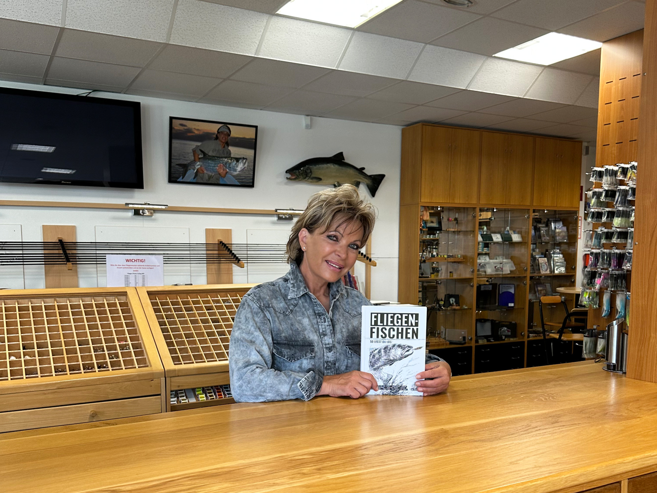 Mirjana Pavlic mit dem neuen Buch Fliegenfischen - so legst du los! Fliegenfischen für Einsteiger und Fortgeschrittene.