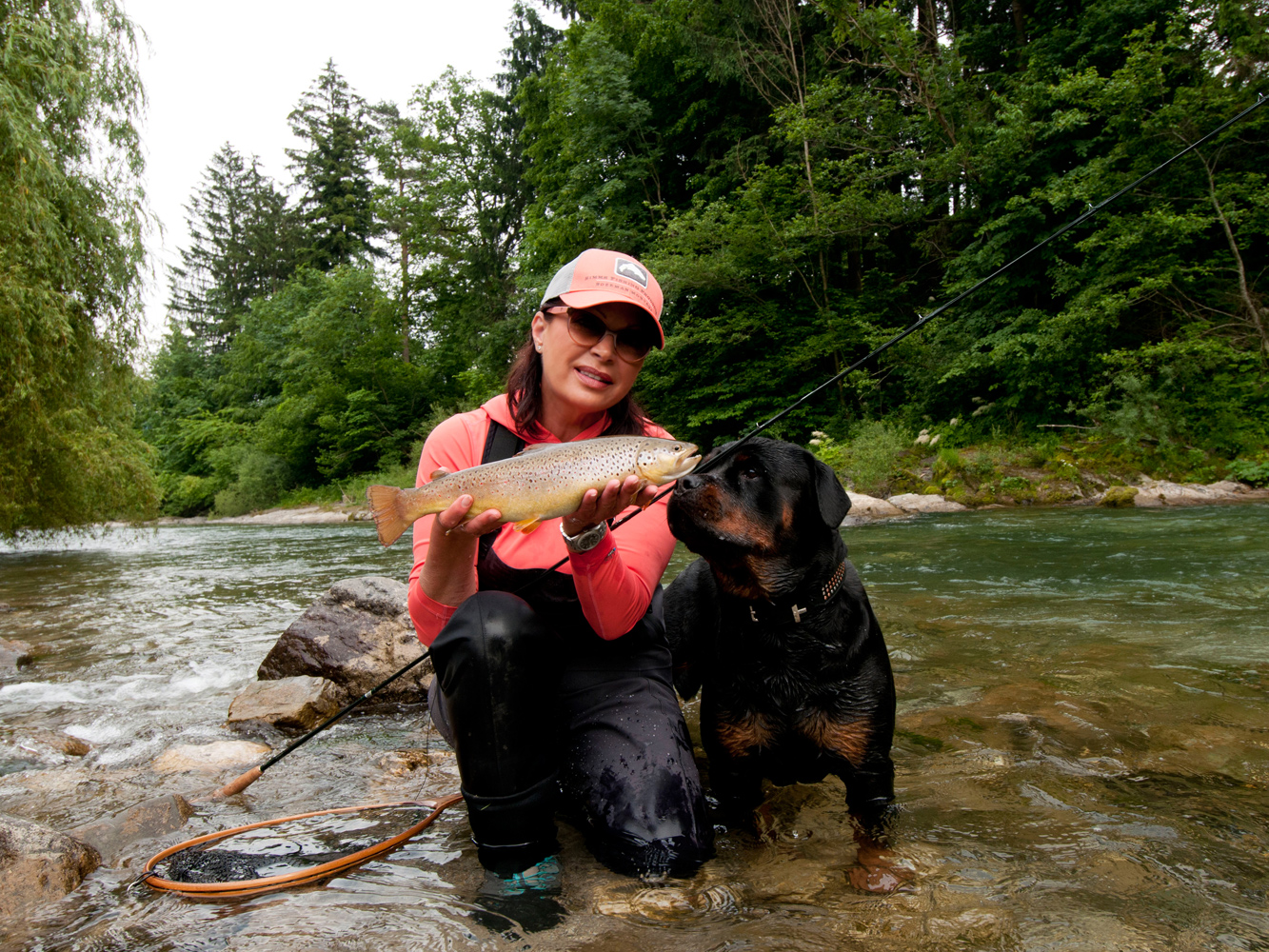 Mirjana Pavlic mit Rottweiler-Hündin Agni beim Fliegenfischen